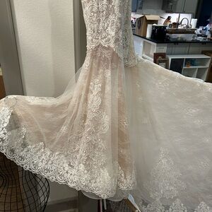 Elegant Lace Wedding Dress size 0
